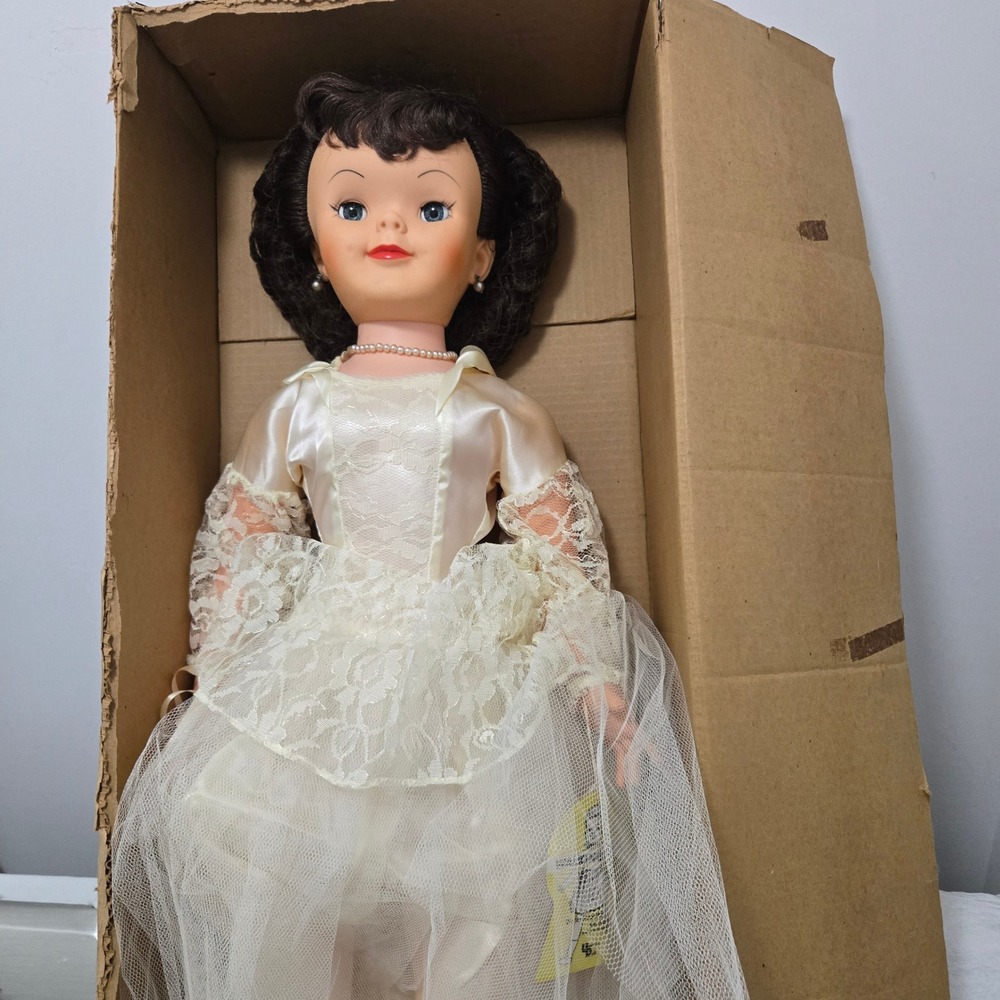 Vintage Uneeda Walking Doll 31 Inch Tall Bride Gown Lace Tulle Brooklyn NY Tag